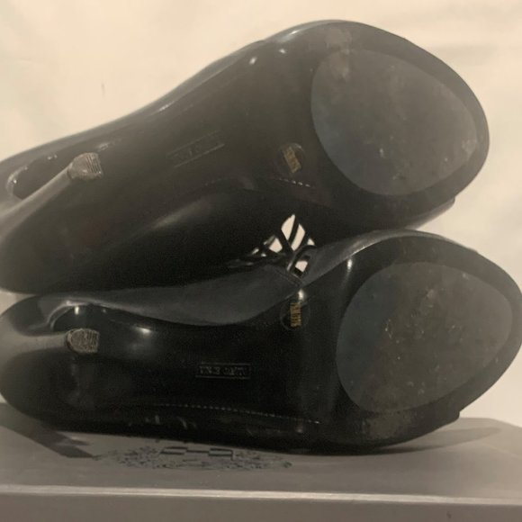 Vince Camuto Ladies Black & Gold Shoes - Picture 7 of 9